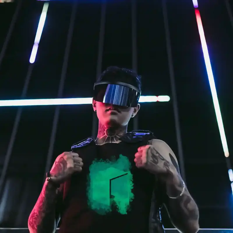 Man wearing NEO shirt with smoke-effect logo – crypto fashion for Web3 enthusiasts